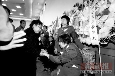 数千群众送别毛岸青 家属与每位吊唁者握手[图]
