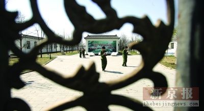 11名初中生不满体罚集体翻墙出走(组图)
