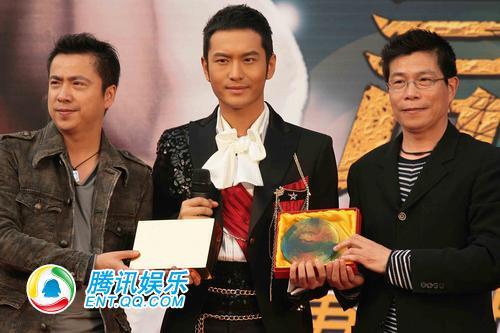 黄晓明接受华谊两位老总王中磊,王中军赠送的礼物