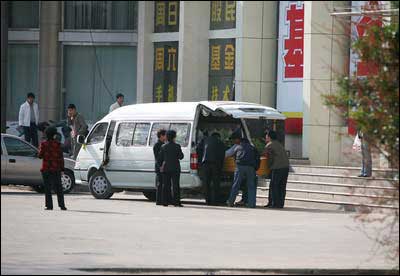 炒股老汉猝死交易厅疑与股市走势有关(图)