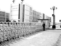 男子藏进女厕偷窥手机铃声露其行踪(组图)