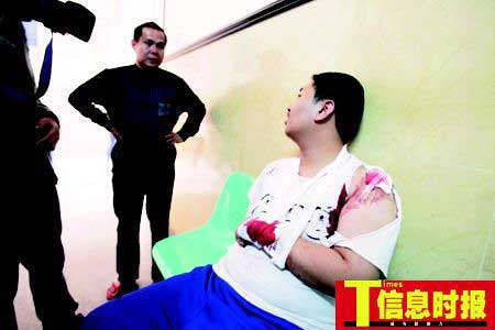 中学生在网吧被女子砍伤手腕(图)