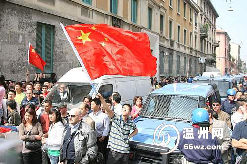 米兰五千 华人与 意大利 警察 发生重大 冲突 (组图