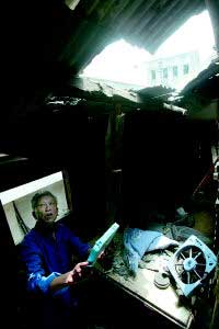 老太从20楼坠下砸穿屋顶砸伤熟睡老大爷(图)