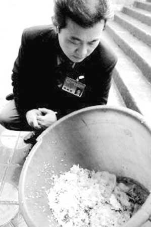 大学生拍摄食堂浪费粮食镜头被同学指责是变态