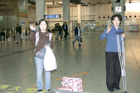 杨丽娟抱父骨灰盅离港对日后生活毫无打算(图)