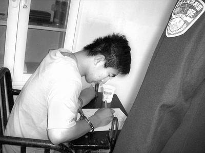 大二男生嫌女网友貌丑脱掉其衣服殴打(图)