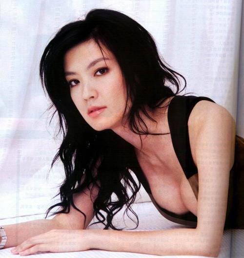 组图:高低起伏肉光一片 <em>女星乳沟</em>大战竞相出位