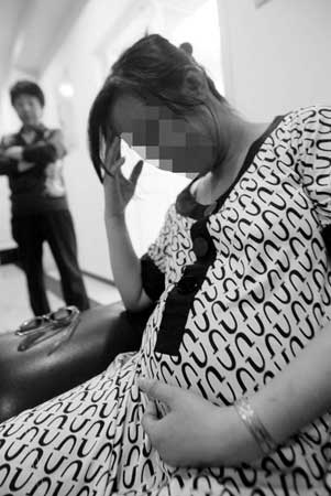 女子怀孕9月被踢下公交车悬赏500元追查打人者