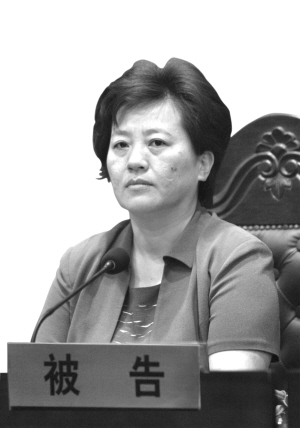 江苏九旬老人状告县政府女县长出庭应诉图