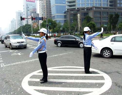 温州市交警支队刚聘用的7名女协警正式走上工作岗位
