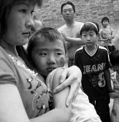 4岁男孩命悬楼房夹缝消防官兵破墙掏出(图)