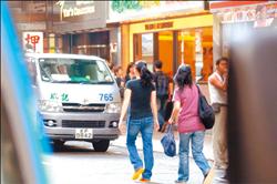 挺7月大肚逛街 张柏芝肚大身瘦打算自然产(图)