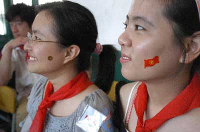 50名白领重返小学与儿女一同上课(组图)