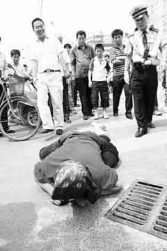 醉酒男子扒掉讨钱残疾人裤子取乐(组图)