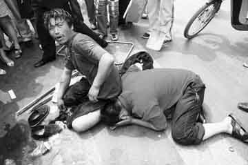 醉酒男子扒掉讨钱残疾人裤子取乐(组图)