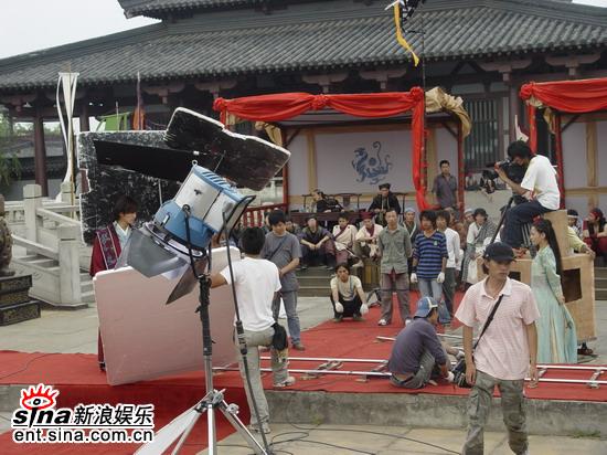 《浣花洗剑录》剧组人员推打记者 小谢熟视无