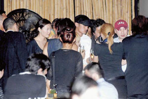 滨崎步凸胸夜会余文乐 喝红酒近3个多小时(图)