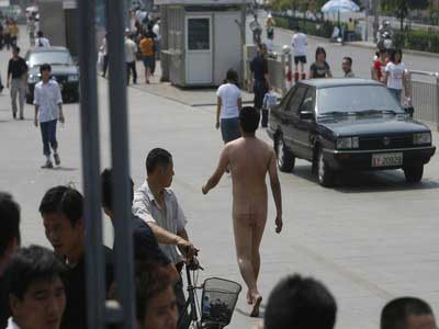 男子在石家庄火车站附近裸奔20分钟