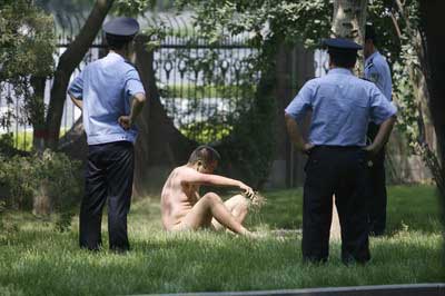 男子在石家庄火车站附近裸奔20分钟