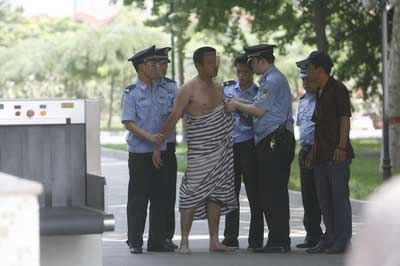 男子在石家庄火车站附近裸奔20分钟