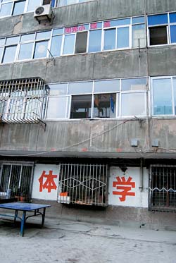 大三男生为躲避女友母亲跳楼身亡(图)
