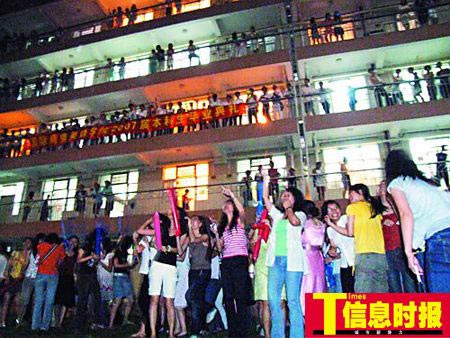 高校毕业生奇招百出 男女生疯狂喊楼对歌传祝福