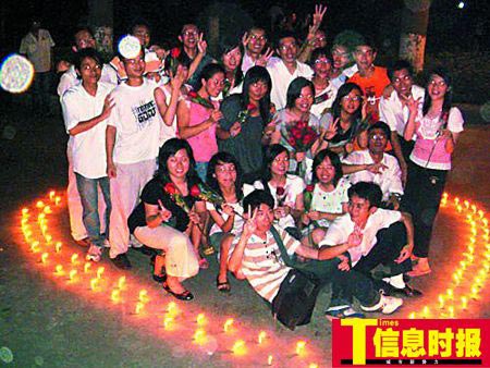 高校毕业生奇招百出 男女生疯狂喊楼对歌传祝福
