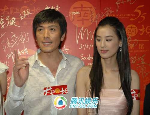 前日中午,黄圣依和绯闻男友杨子一同出席了湖南经济电视台《征服》