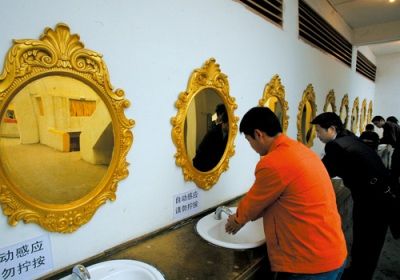 千人蹲厕申请吉尼斯 被指最臭形象工程(图)