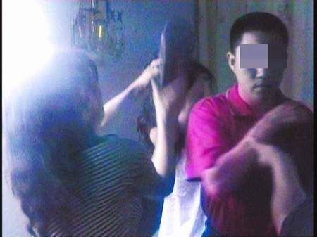 男子与情人偷欢被妻子现场捉奸(图)
