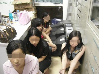 5女子网上视频裸聊被当场抓获(图)