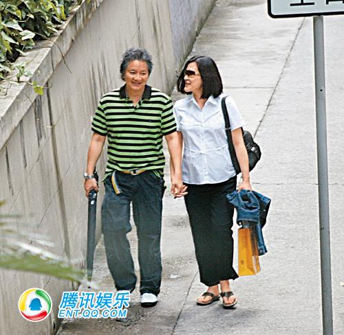 组图:陈慧珊怀孕八个月 挺大肚与老公中环闲逛