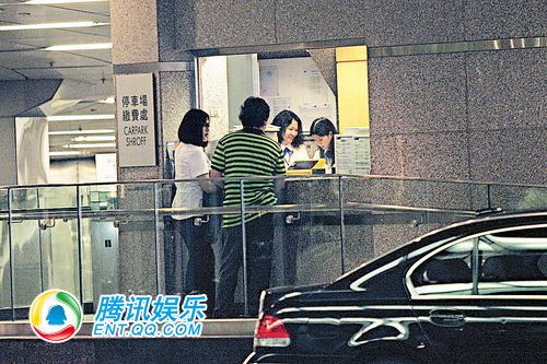 组图:陈慧珊怀孕八个月 挺大肚与老公中环闲逛