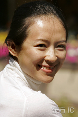 独自骑车不见男友章子怡素颜雀斑尽现(组图)_章