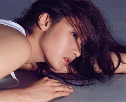 组图:李嘉欣狂野风格写真 烟熏妆衬托冷艳气质