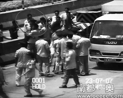 30余名城管掰断栏杆强冲收费站(组图)
