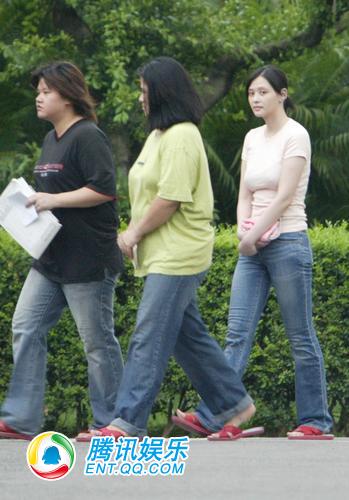 组图:萧淑慎戒毒出狱胖6磅 怕媒体躲狱友身后