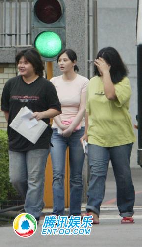 组图:萧淑慎戒毒出狱胖6磅 怕媒体躲狱友身后