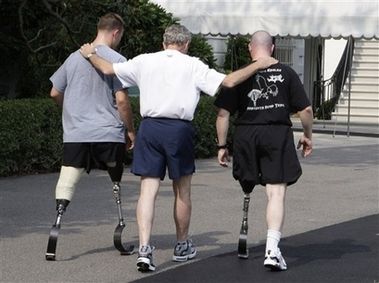 布什与两伤残老兵跑步 谈老兵待遇问题[组图]_
