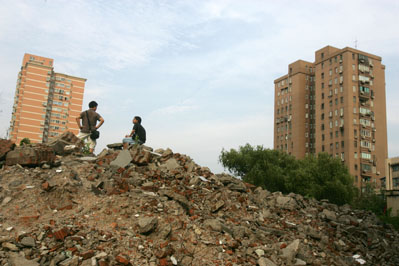 房产商疯狂拿地的“秘密”:囤而不建助推房价