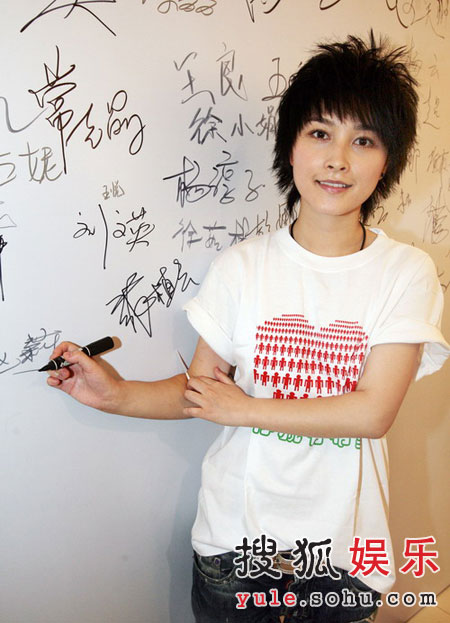 组图:厉娜街头流血不惧怕 捐赠骨髓造血干细胞