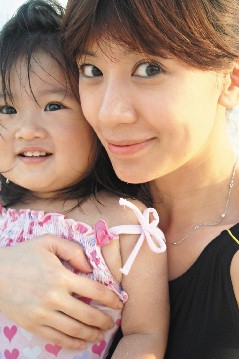 贾静雯带爱女悄然返台 仅隔3月婚变传言又起(图)
