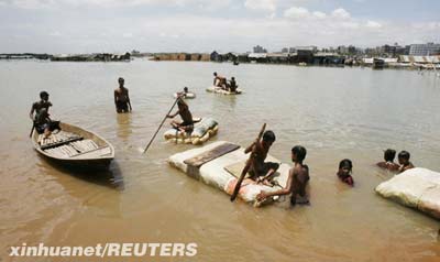 印度恒河发生翻船事故至少35人溺亡组图