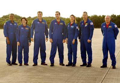 美国奋进号航天飞机载着7名宇航员发射升空
