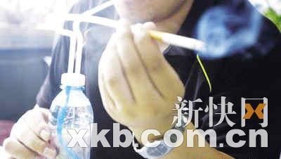 警方称这个瓶子可以用来吸食麻谷.