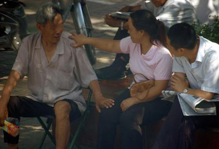 西安:四五十岁<em>卖淫</em>女大雁塔广场拉客[组图]_卖