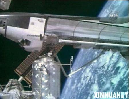 美奋进号宇航员首次太空行走(组图)