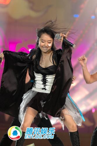 与胡彦斌同台飙歌 李贞贤妖冶劲舞遭摸胸
