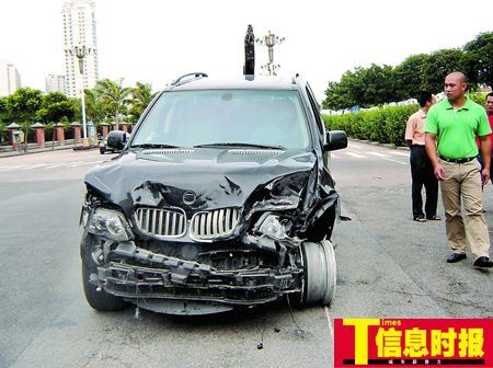 肇事“宝马”左前车轮只剩下光溜溜的轮毂。